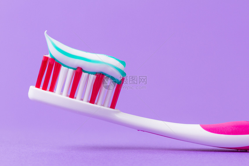 带牙膏的粉红色牙刷洗手间微笑牙医卫生牙科药品保健塑料紫色凝胶图片