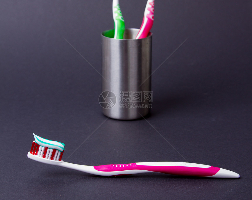 带牙膏的粉红色牙刷塑料杯子牙医凝胶牙科卫生药品保健洗手间宏观图片