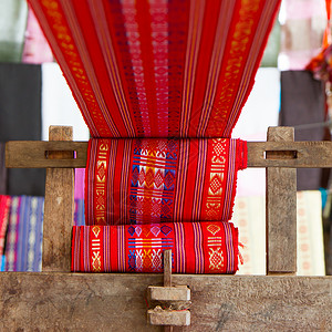 旧民楼手工制作的丝织纺织业 旧机器上的丝围巾纺织品衣服织工工艺品工艺丝绸木头编织市场材料背景
