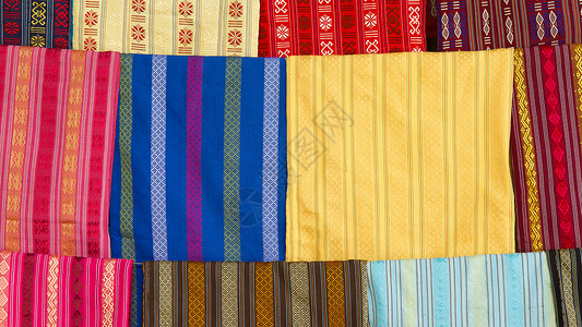 丝绸工厂中展示的丝丝围巾女孩女性羊绒市场披肩女士脚凳火鸡背景图片