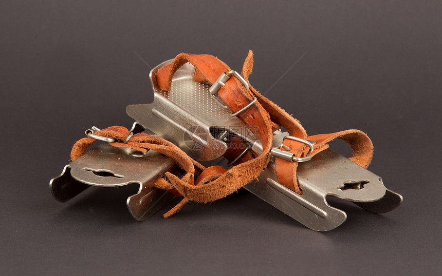 对一个小孩来说 非常古老的荷兰式冰溜冰鞋刀刃数字蕾丝配饰金属剃刀皮革鞋带竞赛活动图片
