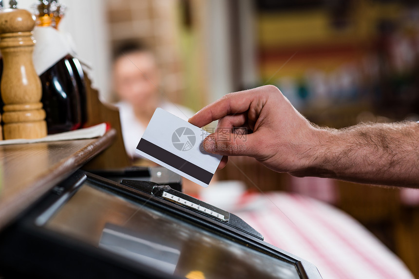 服务员将卡插入到计算机终端中成人人士顾客债务信用卡快乐金融手指商业咖啡店图片