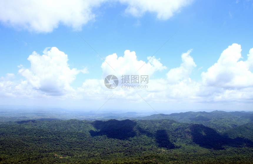 蓝蓝天空的山地场地土地草地蓝色全景阳光美丽牧场场景植物图片