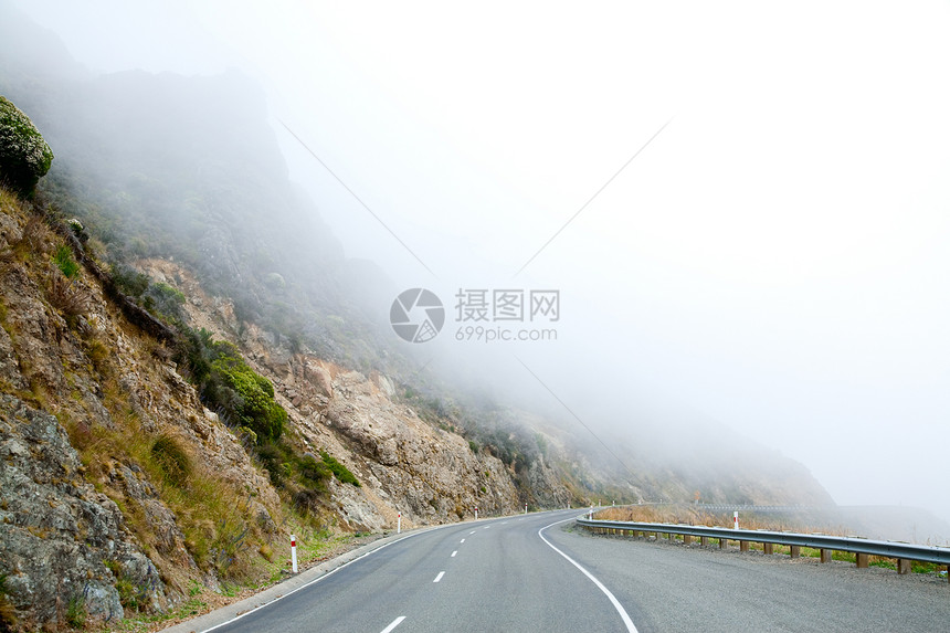 迷雾道路车道沥青风景运输小路阴霾土地乡村季节旅行图片