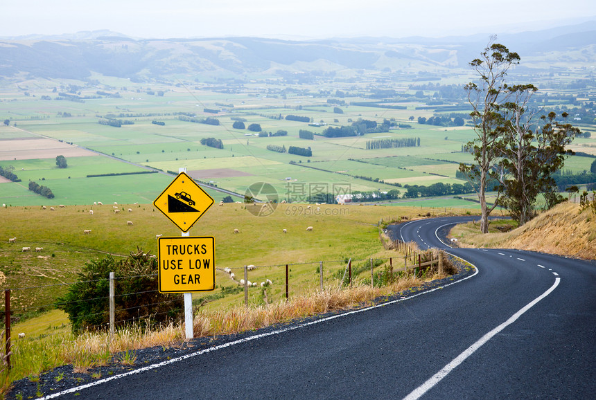 新西兰的刮风道路图片