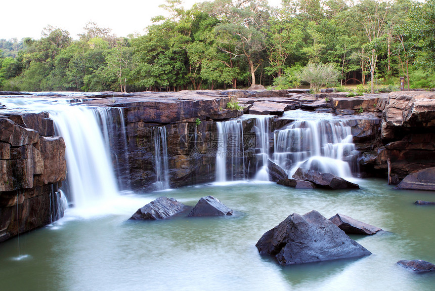 泰国气候森林中的塔德通河水瀑布泰国顶尖视角全景旅行运河假期热带水景木头溪流瀑布衬套图片