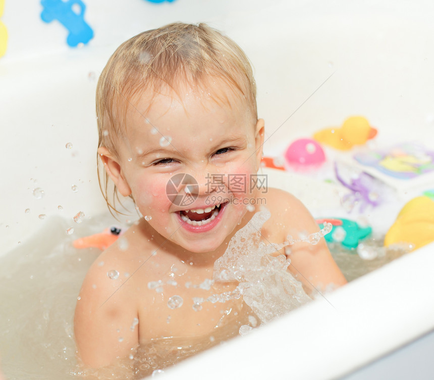 游泳婴儿护理乐趣喜悦微笑卫生玩具享受浴缸身体洗澡图片