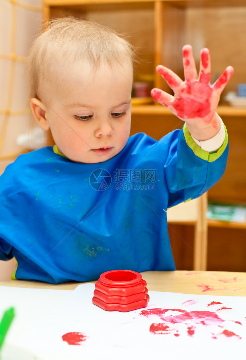 手绘儿童画操场学习手指工艺指纹手臂孩子金发绘画女孩图片
