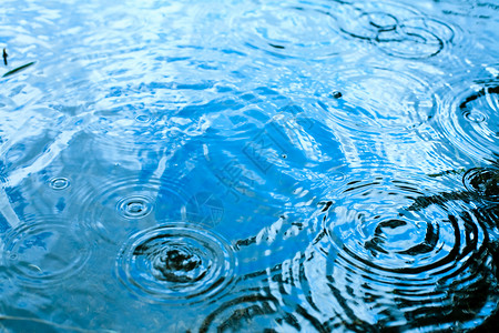 下雨天气池塘反射液体涟漪雨滴蓝色圆圈飞溅天空水坑自然高清图片素材