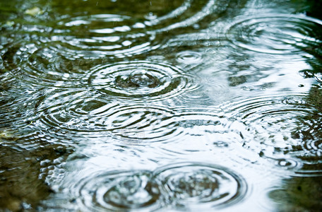 下雨天气池塘风暴液体水坑圆圈波纹飞溅反射雨滴涟漪湿的高清图片素材