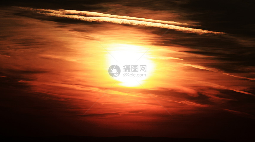 红色日落气氛日光气候太阳云景天气环境多云金子天空图片
