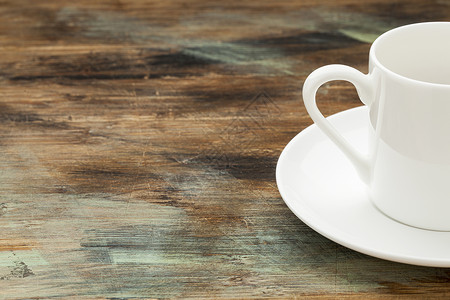 木制桌上的咖啡杯白色木头咖啡杯子背景图片