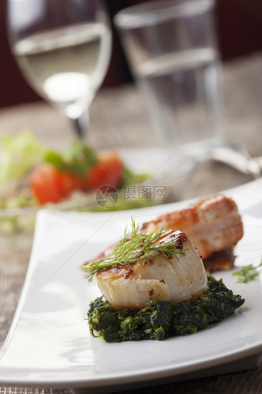 特写菠菜上的烤扇贝食物用餐玻璃香菜美味起动机土豆美食盘子海鲜图片