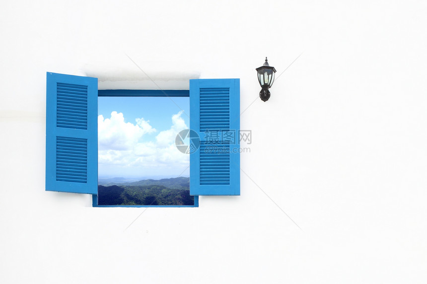 带有山和天空视图的希腊风格窗口玻璃房间蓝色场景窗户房子办公室艺术装饰品晴天图片