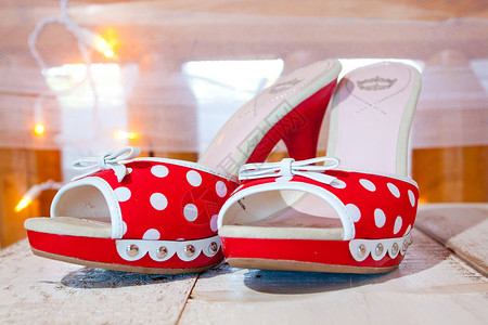 红色圆点彩蛋红色和白白结婚鞋婚礼设计师时尚高跟鞋短剑婚纱红鞋名牌鞋类白色背景
