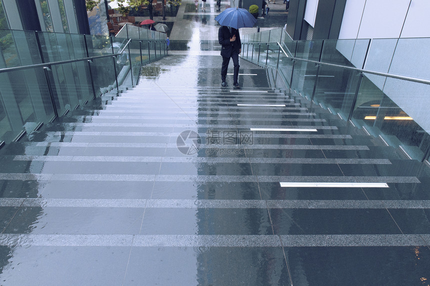 下雨城市蓝色建筑学天气路面男人季节楼梯反射扶手玻璃图片