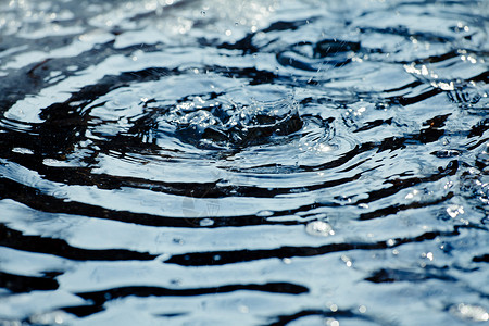 水喷水水坑波纹圆圈涟漪雨滴天气反射风暴液体水滴户外高清图片素材