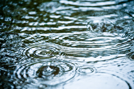 下雨天气雨滴水坑液体反射飞溅池塘波纹风暴涟漪圆圈风雨如磐高清图片素材