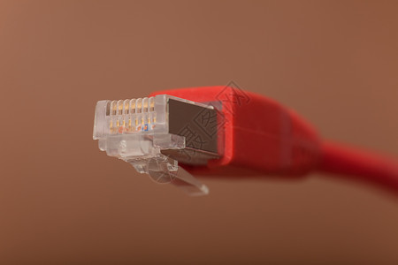 网络连接电脑高科技红色数据电缆技术插头局域网通讯棕色背景图片