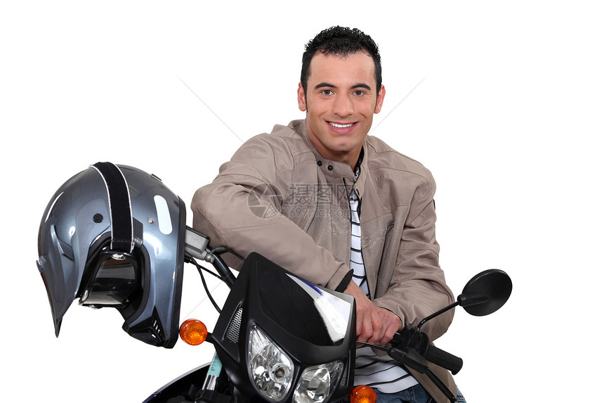坐在摩托车上微笑的男子图片