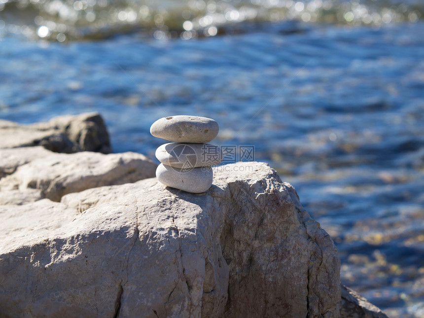石头文化韧性花岗岩海洋卵石天空阳光蓝色旅行海滩图片