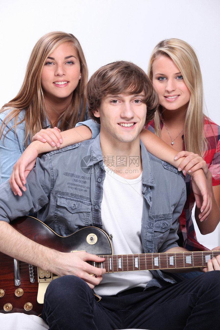 吉他演奏的青少年金发团体乐队女孩男性朋友们音乐学生微笑头发图片