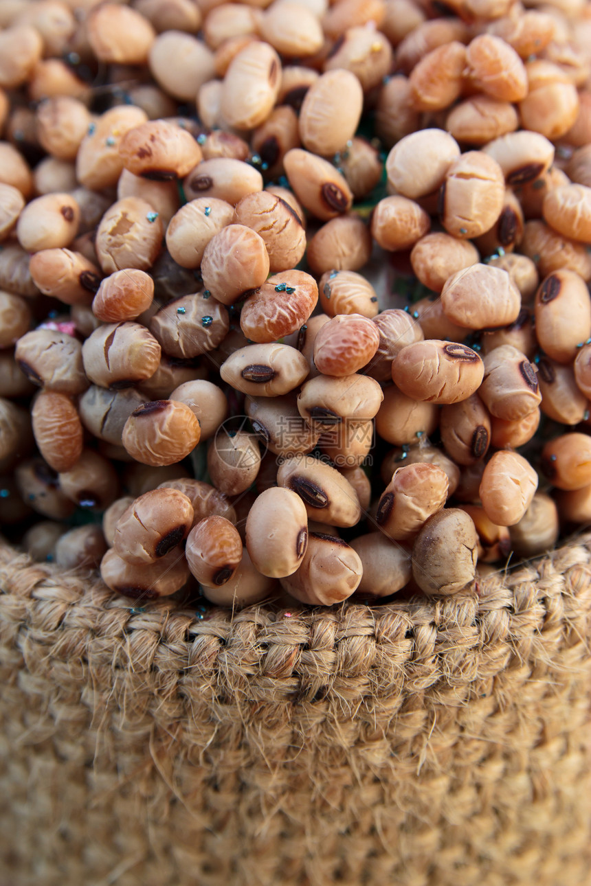 在白背景中被孤立的麻袋中的大豆毛豆小吃植物蔬菜美食饮食叶子豆类食物纤维图片