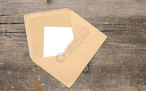 旧木制背景的空白纸和信封背景图片