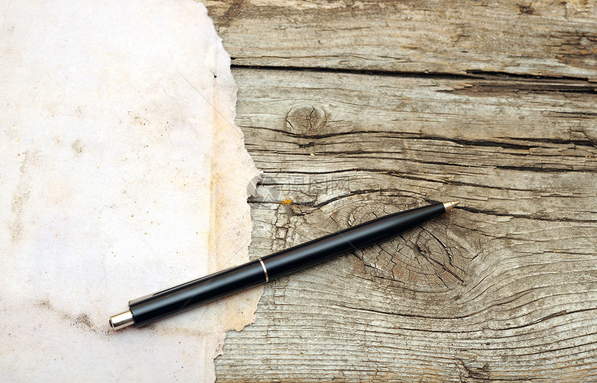 旧纸在旧木板上文档羊皮纸古董木头笔记墨水池墨水绘画书法手稿图片