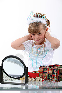 年轻女孩玩美装打扮背景图片