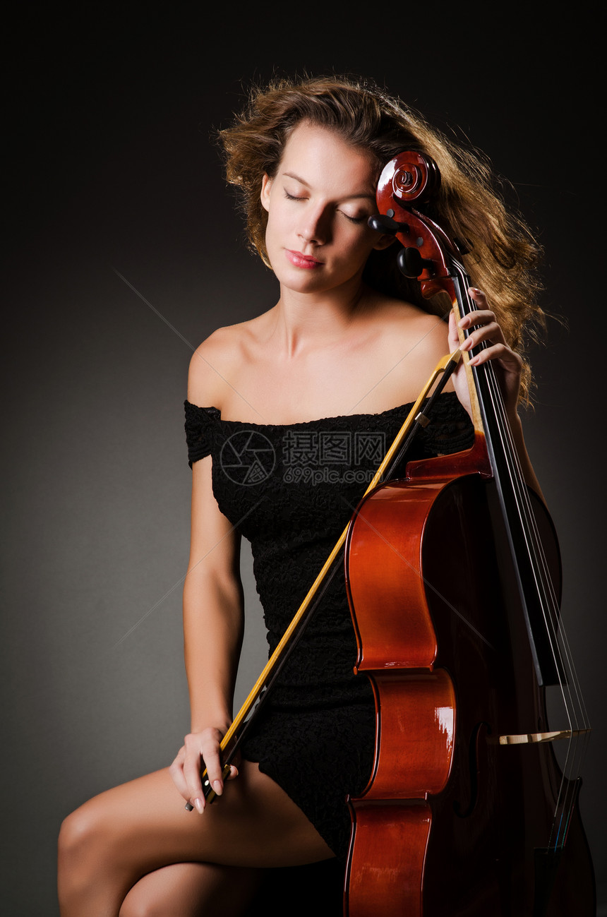 演播室有大提琴的女演员细绳艺术艺术家手指音乐家音乐小提琴家演奏家乐器音乐会图片