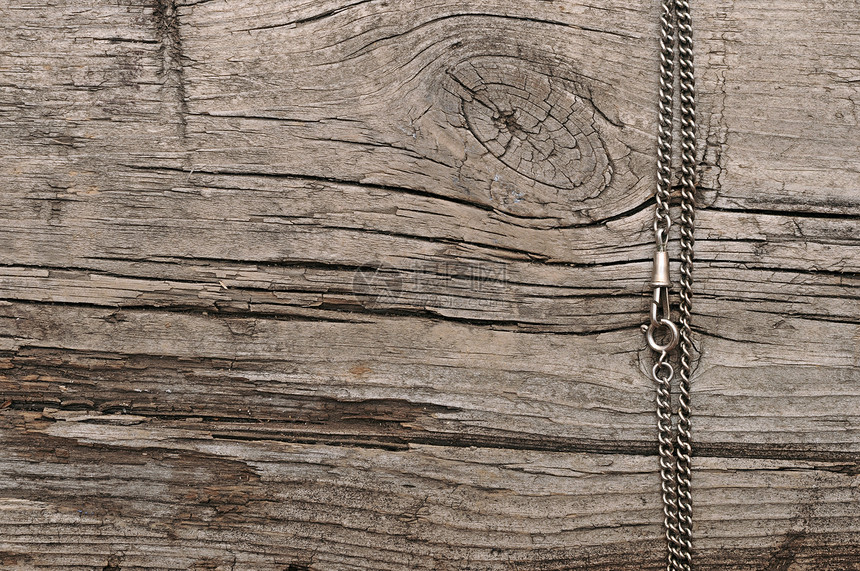 鲁斯提链和风化木材背景图片