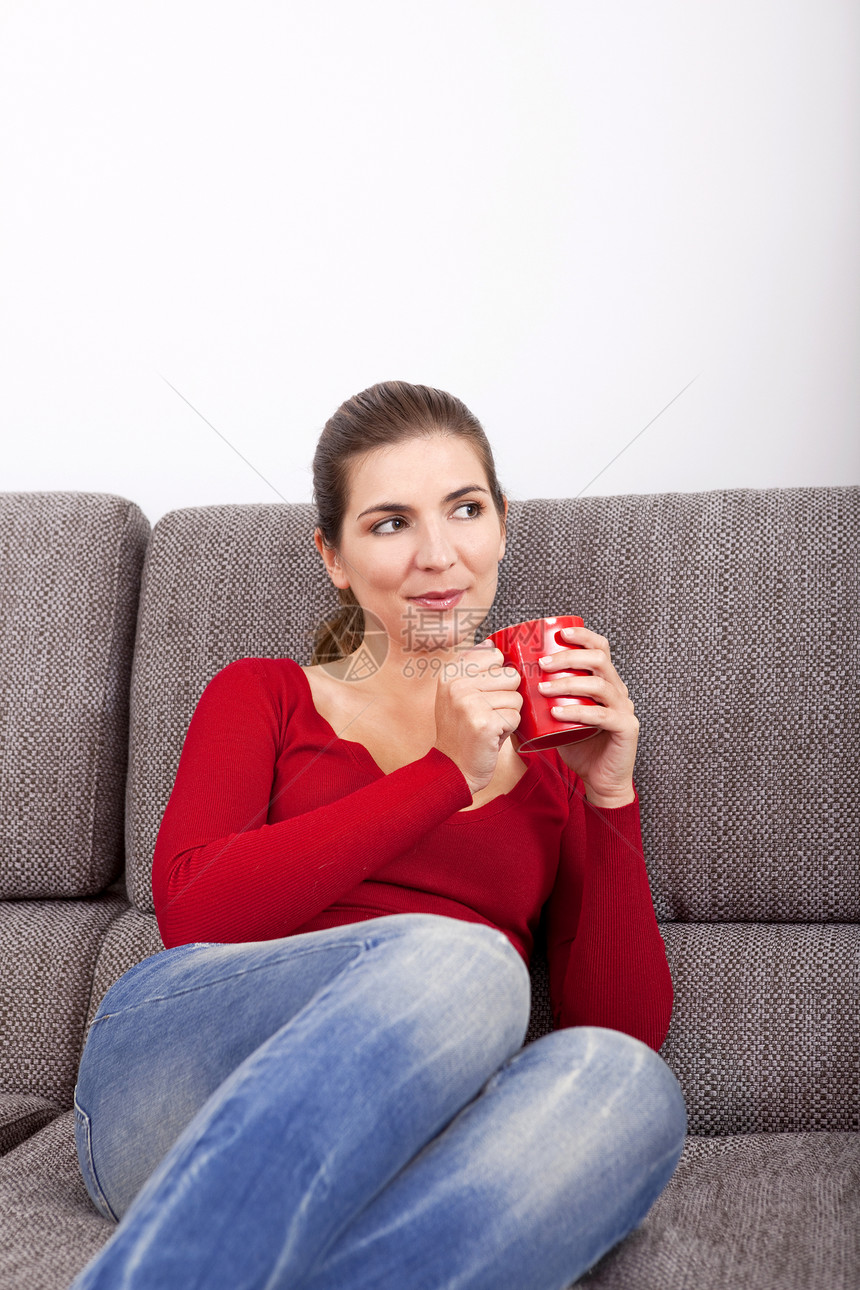 女人用咖啡来放松女孩快乐幸福黑发杯子工作室红色成人白色女性图片
