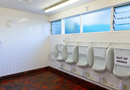 公共厕所内房间排尿绅士们小便制品卫生卫生间浴室小便池男士墙高清图片素材