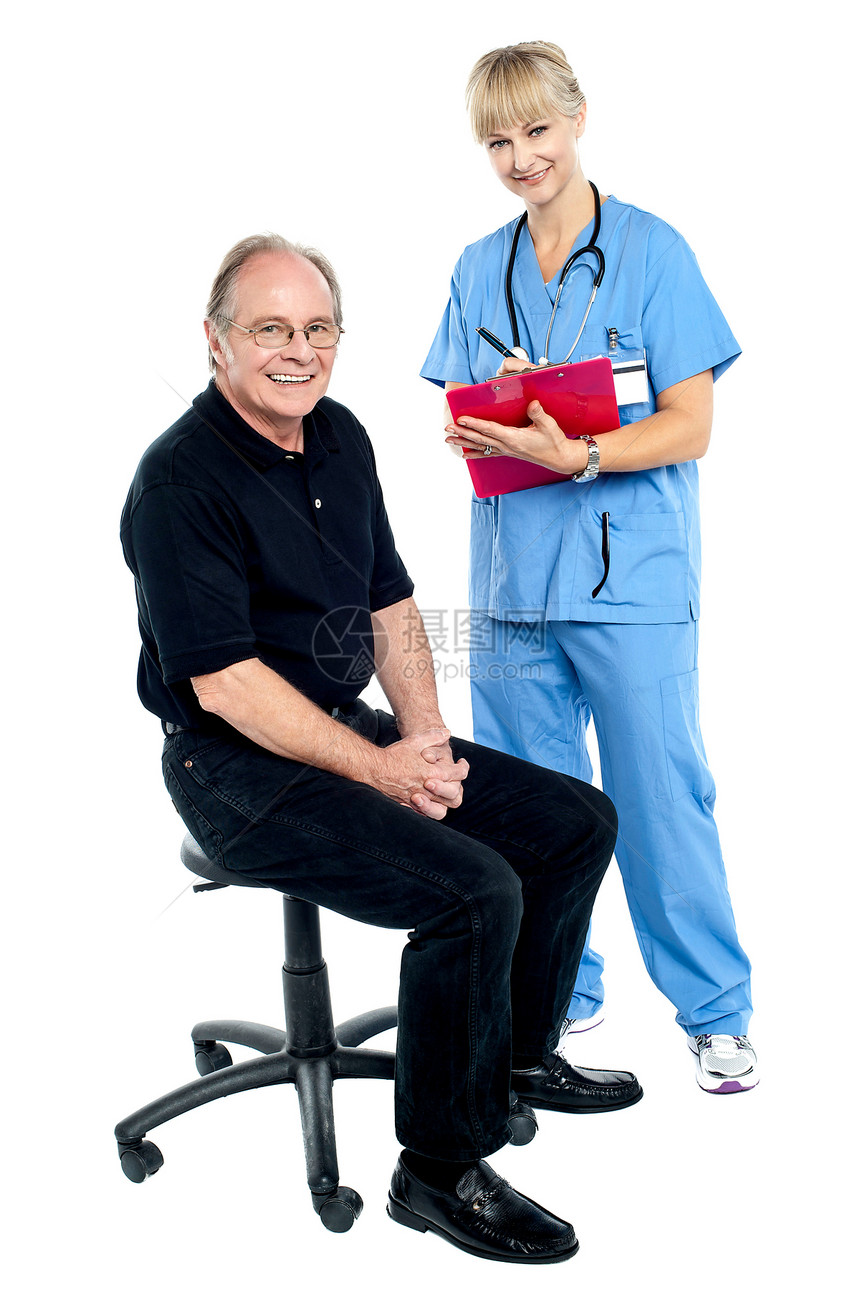 收集病人健康史的优秀医生和从业者检查椅子案卷医师男人外科处方护士医院图片