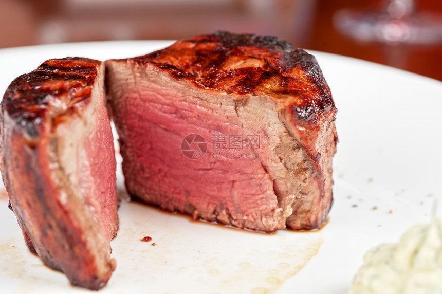 立方米尼翁眼睛草本植物牛肉炙烤胡椒盘子迷迭香牛扒餐厅食物图片