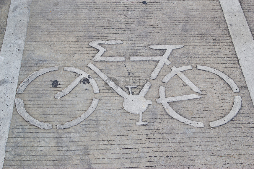 城市中自行车路标地面轮子汽车交通线条路面旅行小径街道信号图片