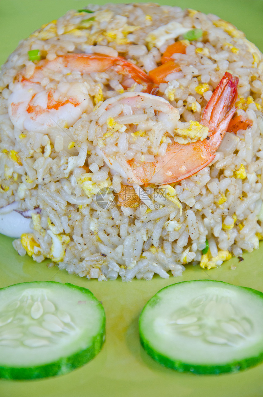 带虾的炸米饭谷物烹饪照片午餐食物蒸汽文化黄瓜美食纤维图片