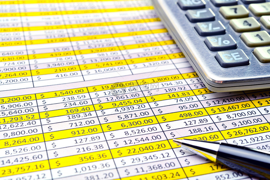 有笔和计算器的金融形式数字会计床单电子表格贴纸商业预算报税季节图片