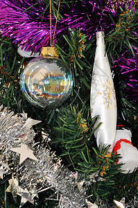 一些圣诞装饰 在塑料松树中背景图片