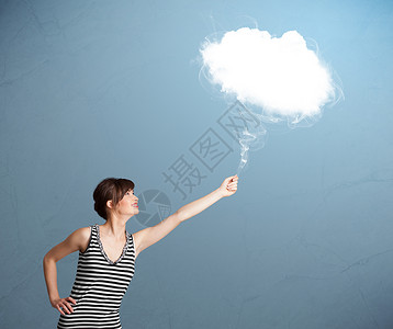 美丽的女士拿着云朵微笑喜悦玩具乐趣气泡庆典气球天空女性女孩背景图片