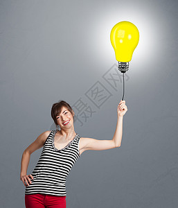 漂亮的女士拿着灯泡气球照明活力闲暇演讲气泡航班玩具微笑乐趣亮度背景图片