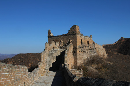 中国长城一座高塔的废墟石头蓝色历史性世界遗产晴天历史旅行天空游客山高清图片素材