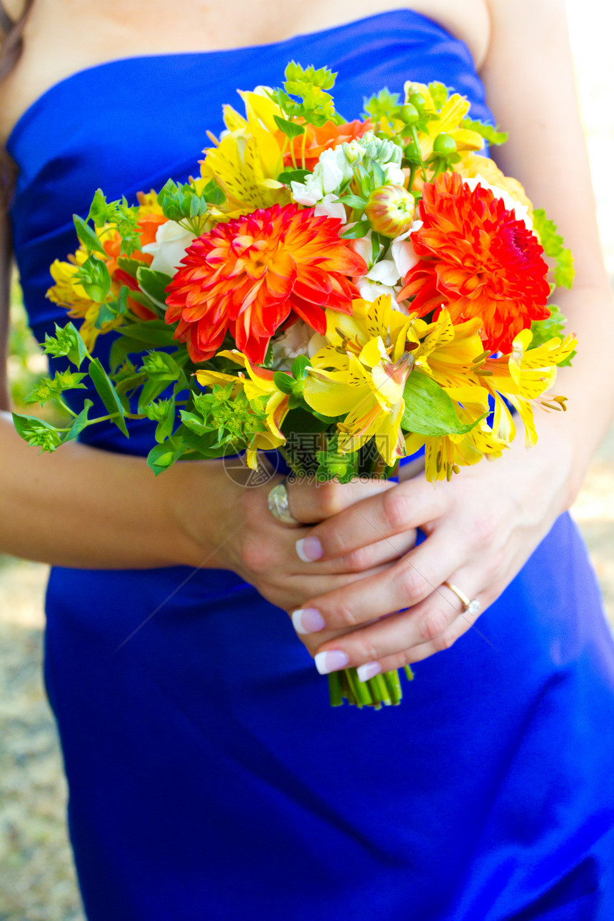 新娘和布凯幸福蓝色女孩婚姻黄色伴娘鲜花橙子白色花朵图片
