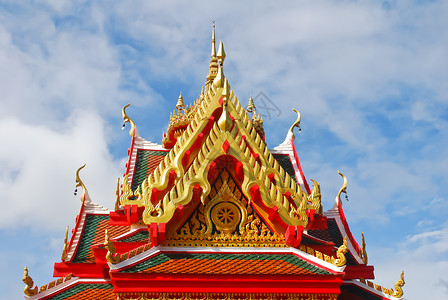 泰国寺庙的顶楼前佛法金子边缘对角线天空文化蓝色旅游建筑瓷砖背景图片