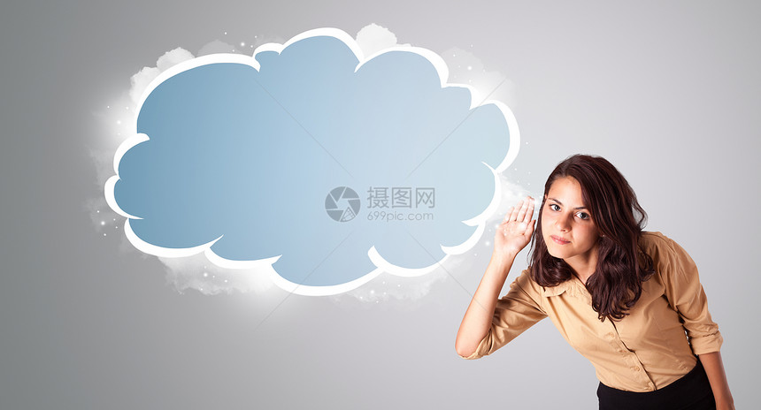 美丽的女人带着抽象的云层复制空间在穿梭着营业员木板演讲广告女孩快乐女性手势代理人气泡图片