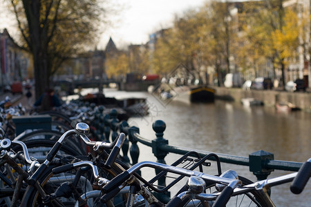阿姆斯特丹运河沿线的自行车运河运输背景图片