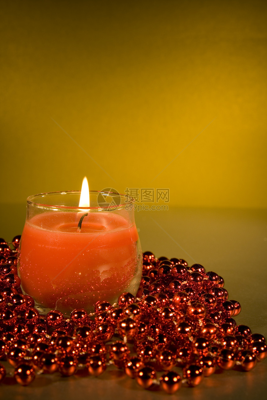 带点蜡烛的圣诞装饰品红色玩意儿珠子礼物飘带金子火花图片