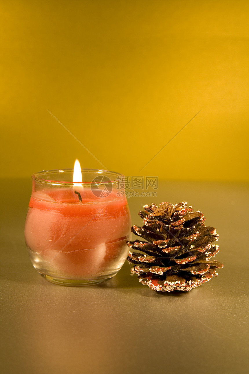 带点蜡烛的圣诞装饰品火花金子松果飘带松树红色礼物锥体图片