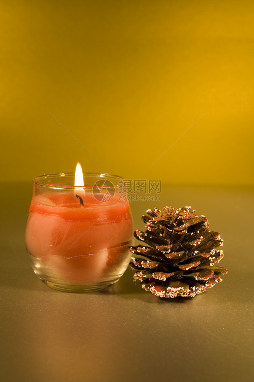 带点蜡烛的圣诞装饰品飘带红色金子礼物火花锥体松果松树图片